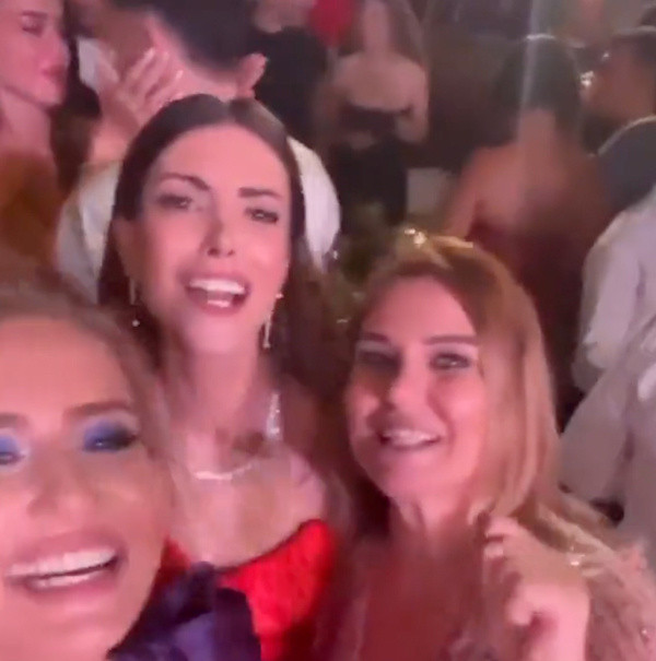 Edis ve Bensu Soral'in yakınlığı herkesi şok etti, kocası daha fazla dayanamadı! Sarmaş dolaş oldukları o görüntüler sosyal medyayı ikiye böldü - Resim: 1