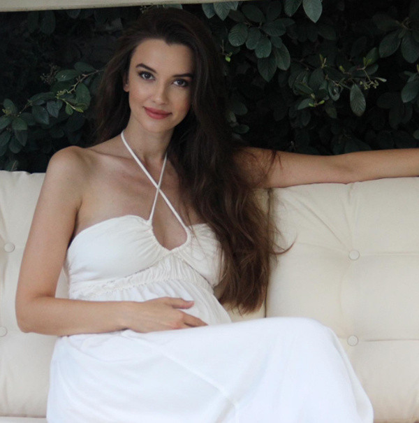 Hamile olduğunu açıklayan Leyla Lydia Tuğutlu, karnı burnunda pozlarıyla rekor kırdı! Bebeğin cinsiyeti belli oldu - Resim: 2