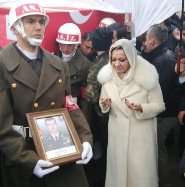 Aylin Cesur'un skandal fotoğrafına İYİ Parti'li İsmail Koncuk'tan olay yorum - Resim: 0