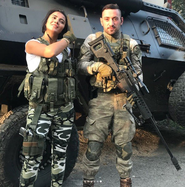 Survivor Sabriye'ye bakın eline siyahı aldı operasyona koştu - Resim: 2