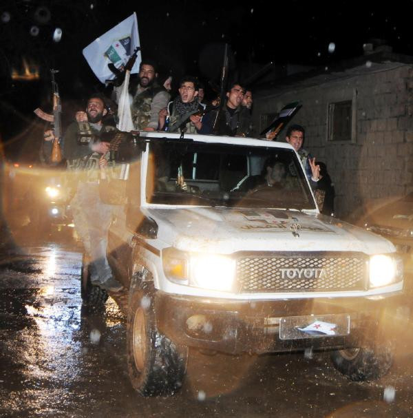 Sınırda son durum! Ellerinde Türk bayrağı ve tekbirlerle geldiler - Resim: 1