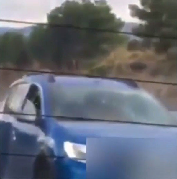 Otobanda utanç veren görüntü! Harekat halindeki otomobilde çırılçıplak... - Resim: 3