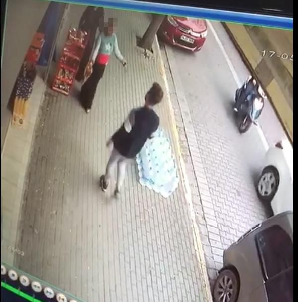 Para çalmakla suçlanınca sokak ortasında soyundu! Vatandaş şoke oldu - Resim: 3