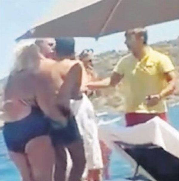 CHP'li vekilden ırkçı saldırı! Sahilde ünlü top model ve çocuğuna saldırdı: Defolun gidin kendi ülkenize - Resim: 1