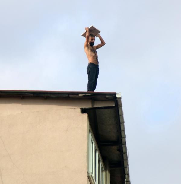 İstanbul'da korku dolu anlar! 9 katlı binanın çatısında ne varsa aşağıya attı derdi neymiş - Resim: 1