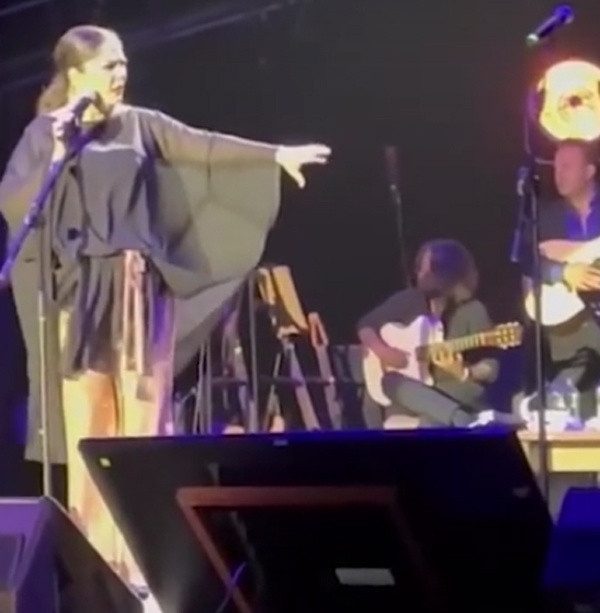 İzel, sahnede aniden fenalaşıp yere yığıldı! O anlar saniye saniye kameralara yansıdı - Resim: 1