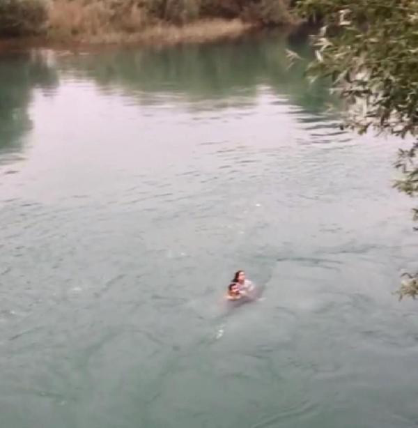 Böyle izlediler! Genç kızı kurtarmak isterken... - Resim: 4