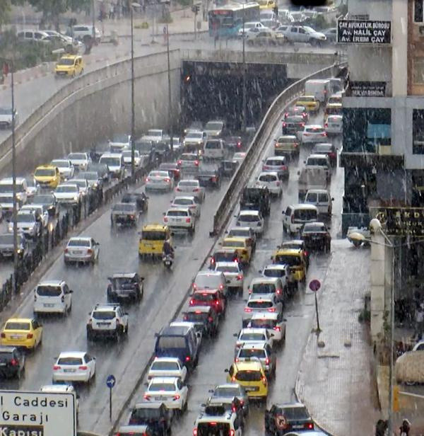 Yarın için de uyarı var! Antalya'da 5 dakika süren sağanak trafiği felç etti - Resim: 0
