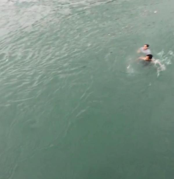 Böyle izlediler! Genç kızı kurtarmak isterken... - Resim: 3