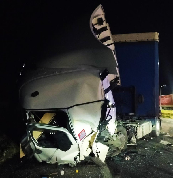 Edirne'de TIR, TIR'a çarptı! Feci kazada araç hurdaya döndü - Resim: 0