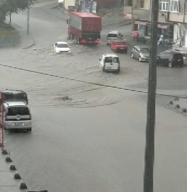 Sağanak yolları göle çevirdi! AKOM İstanbul için acil uyarı verdi - Resim: 1