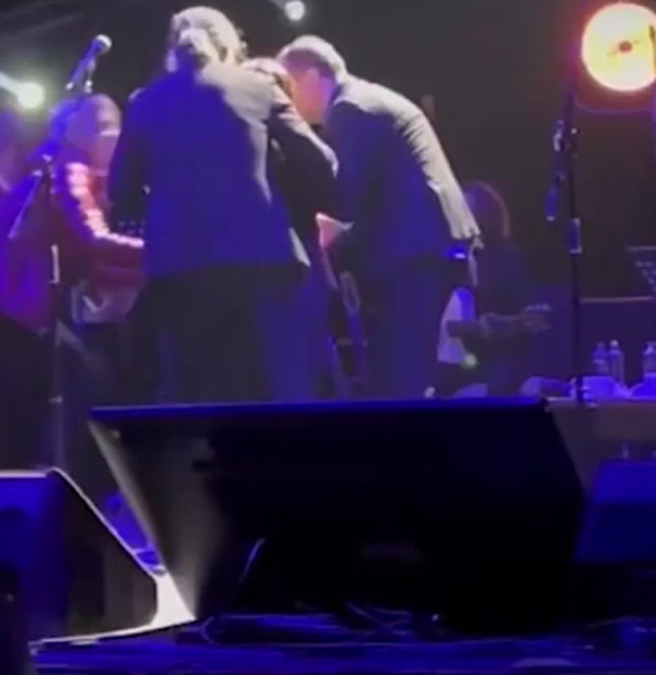 İzel, sahnede aniden fenalaşıp yere yığıldı! O anlar saniye saniye kameralara yansıdı - Resim: 4