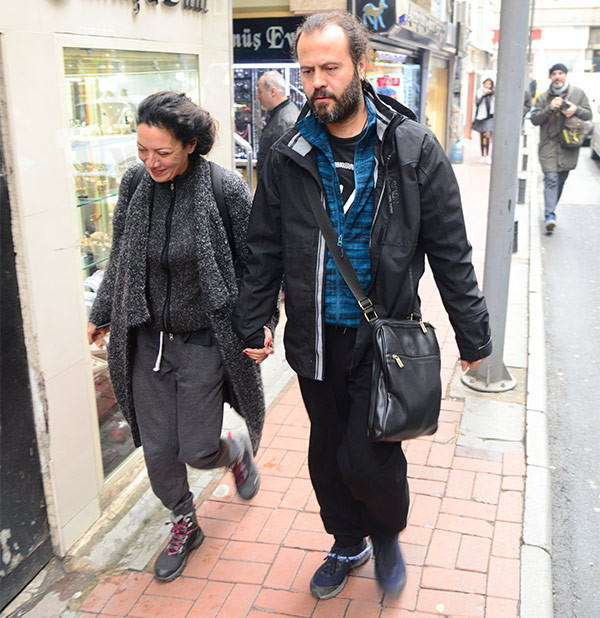 Gitaristiyle el ele yakalandı! - Resim: 1