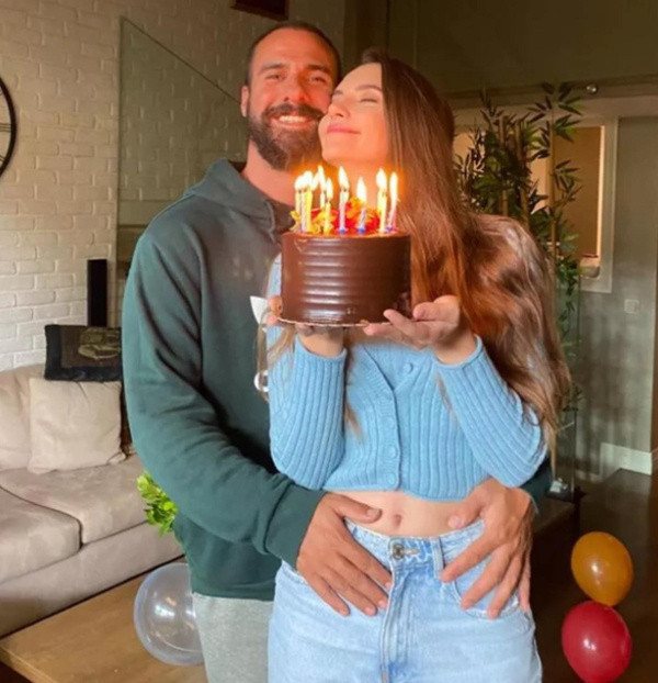 Hamile olduğunu açıklayan Leyla Lydia Tuğutlu, karnı burnunda pozlarıyla rekor kırdı! Bebeğin cinsiyeti belli oldu - Resim: 0