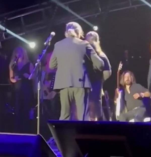 İzel, sahnede aniden fenalaşıp yere yığıldı! O anlar saniye saniye kameralara yansıdı - Resim: 3