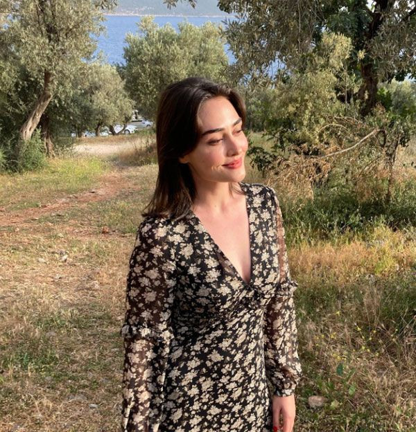 Ramo'nun Sibel'i Esra Bilgiç gerçek mesleğiyle duyanları şok etti! Meğer oyunculuğun yanı sıra... - Resim: 1