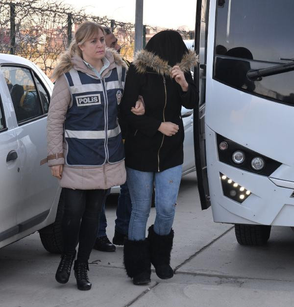 Masaj salonunda gözcü rezaleti! Fuhuş yaptırıp paraları ezmişler - Resim: 2