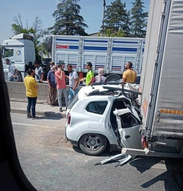Sakarya'da dehşete düşüren kaza! Otomobil TIR'a ok gibi saplandı - Resim: 0