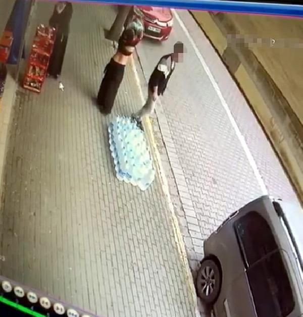 Para çalmakla suçlanınca sokak ortasında soyundu! Vatandaş şoke oldu - Resim: 4