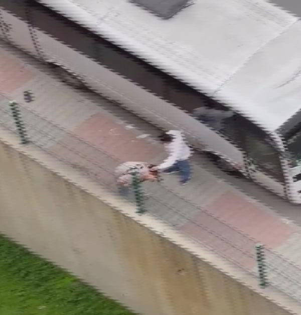 Gaziosmanpaşa'dan korkunç görüntüler! Sokak ortasında eski eşine saldırdı makasla saçlarını kesti - Resim: 1