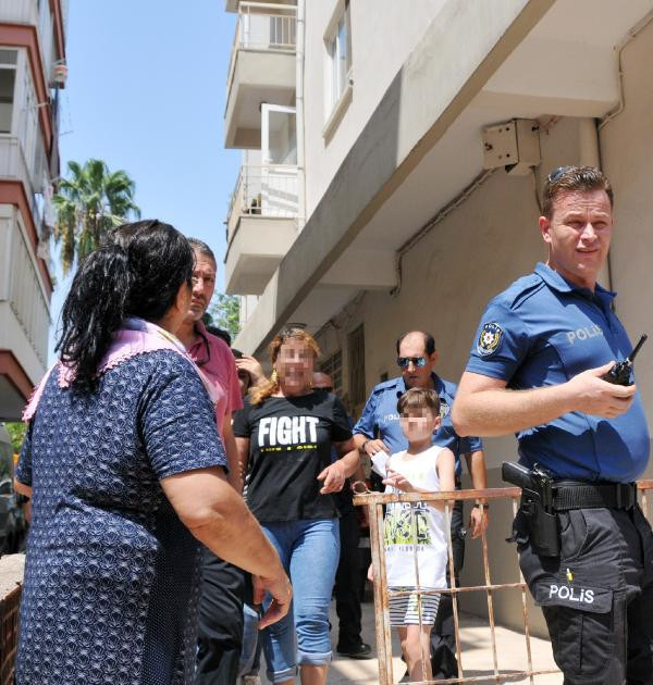 Annesinin intihar girişimini gözyaşlarıyla izledi - Resim: 2