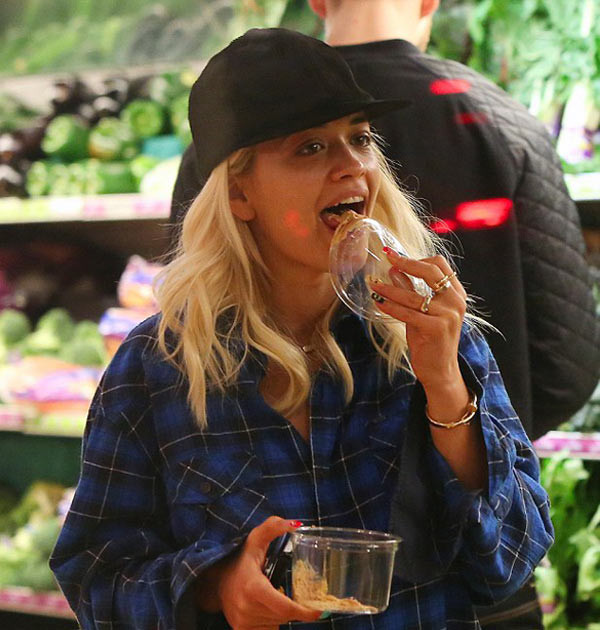 Ünlü çift markette hazırlıksız yakalandı! - Resim: 3