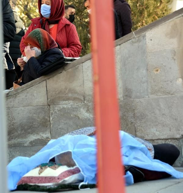 Kayseri'de yaşandı! Tabureye oturup ölen eşinin cenazesinin başında bekledi - Resim: 4