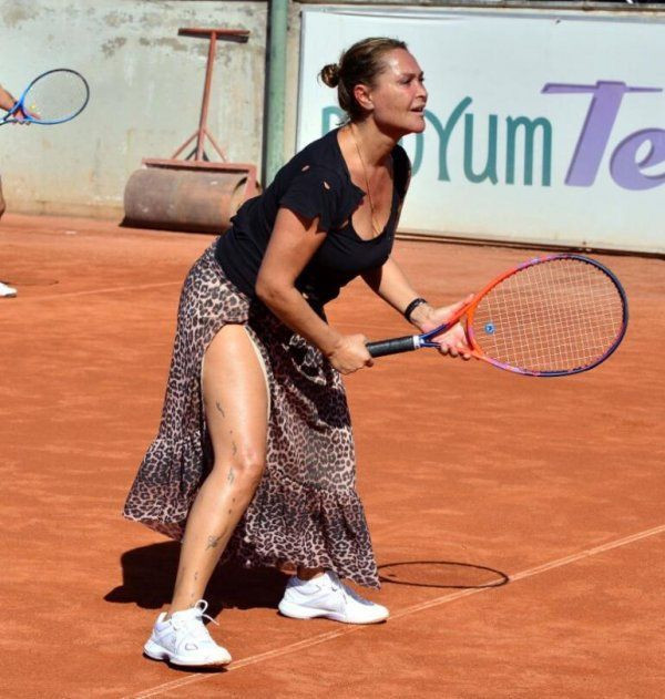 Hülya Avşar tenis turnuvası için derin yırtmaçlı eteğiyle korta indi gösteri yaptı - Resim: 2