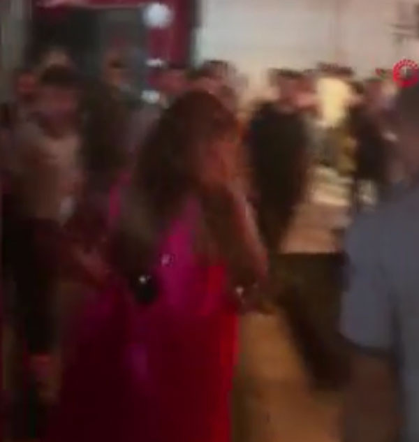 Demet Akalın sahneye çıkarken yere kapaklandı, yardımına Okan Kurt koştu! - Resim: 1