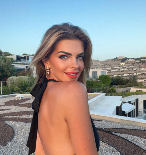 Kiloları verince açıldı! Pelin Karahan beline kadar dekoltesiyle bir kez daha fiziğini kanıtladı - Resim: 1