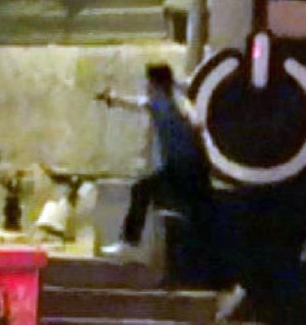 Mekanı basan Suriyelileri silahla kovaladı! - Resim: 2