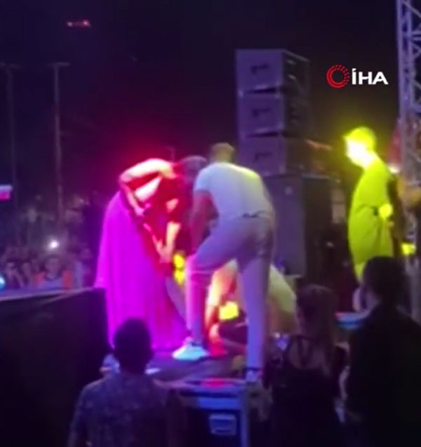 Demet Akalın sahneye çıkarken yere kapaklandı, yardımına Okan Kurt koştu! - Resim: 3