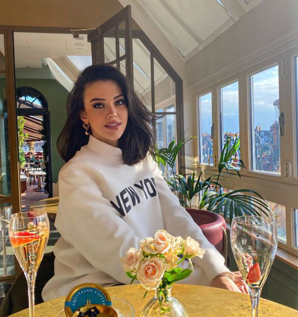 Tuvana Türkay'ın yeni sevgilisi tanıdık çıktı! Kendisinden 14 yaş büyük ünlü iş adamı ile el ele görüntülendi - Resim: 1