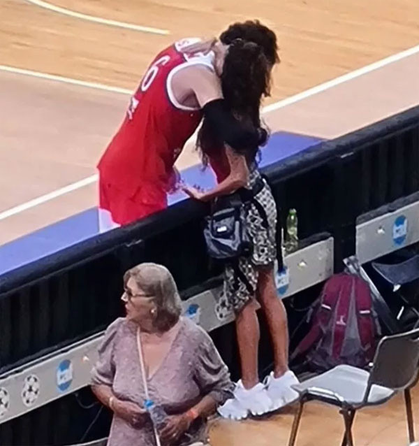 Basket maçını bıraktılar onu izlediler! Ebru Şahin Yunanistan'da güzelliğiyle fırtına estirdi - Resim: 2