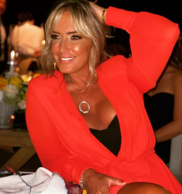 Saba Tümer'den yaş algılarını kıran paylaşım! Görenler dekoltesinden gözlerini alamadı - Resim: 0