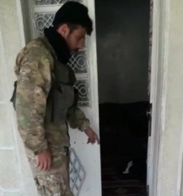 Taşın altından başladı evin içine kadar uzandı! Şoke eden görüntü - Resim: 4