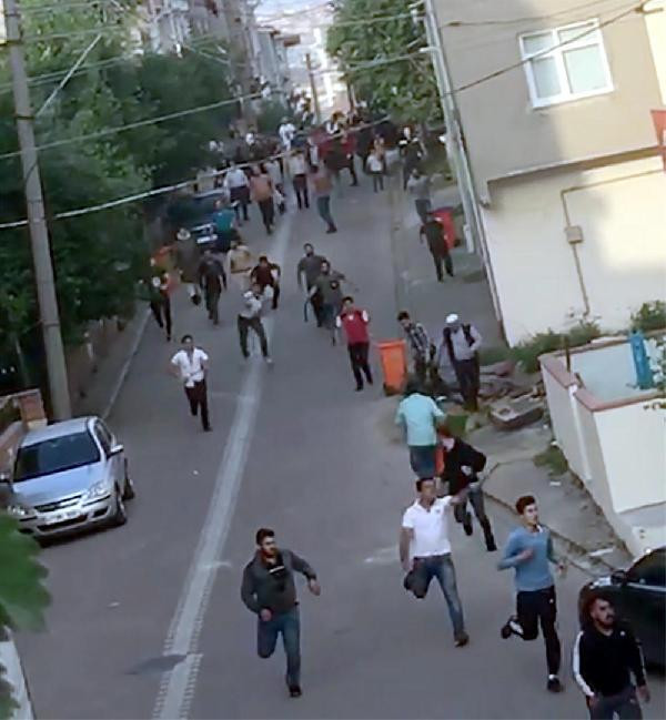 Taciz iddiası mahalleyi karıştırdı: 2 kişi bıçaklandı! - Resim: 2