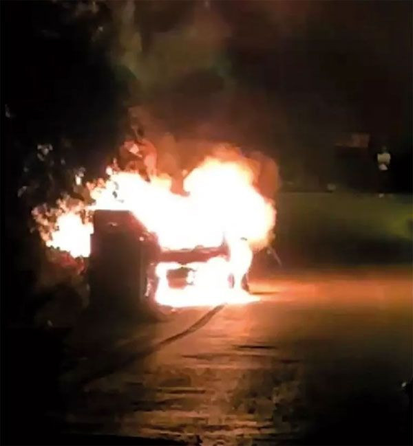 Tatilin sonu kötü bitti, araçları alev alev yandı! Hande Ataizi oğlu ve sevgilisiyle ölümden döndü - Resim: 3