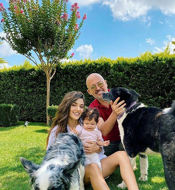 Hande Erçel'in medyadan gizlediği babasına bakın! Yan yana gören şok oluyor "bunlar ailece güzel" - Resim: 2