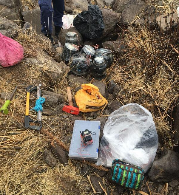 İtirafçı PKK'lı yerini gösterdi! Sığınaktan neler çıktı neler... - Resim: 1