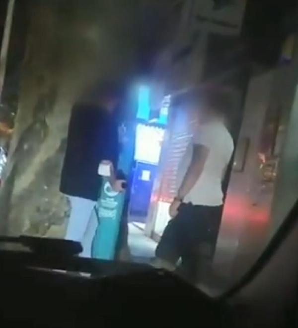 İzmit'te kaydedildi! Sokaklardaki sıvı el dezenfektanlarını kutulara doldurdular - Resim: 0