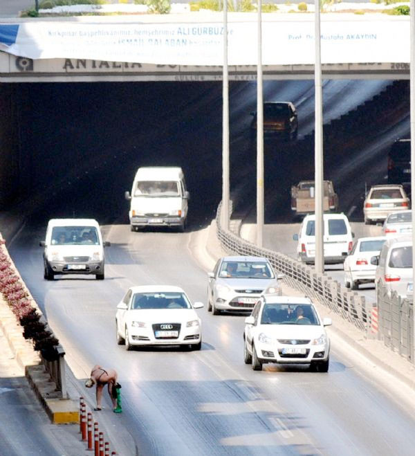 Kadın yol ortasında soyundu - Resim: 1