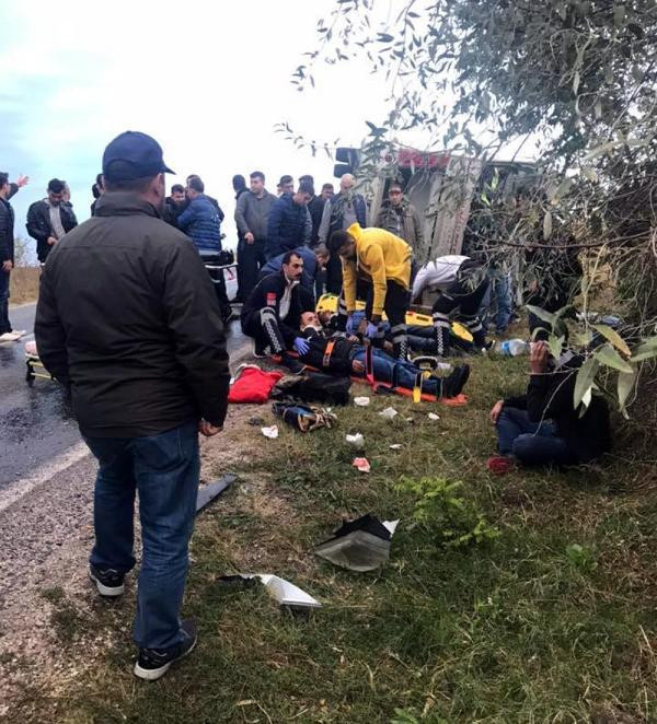 Askerleri taşıyan servis kaza yaptı: Çok sayıda yaralı var! - Resim: 4