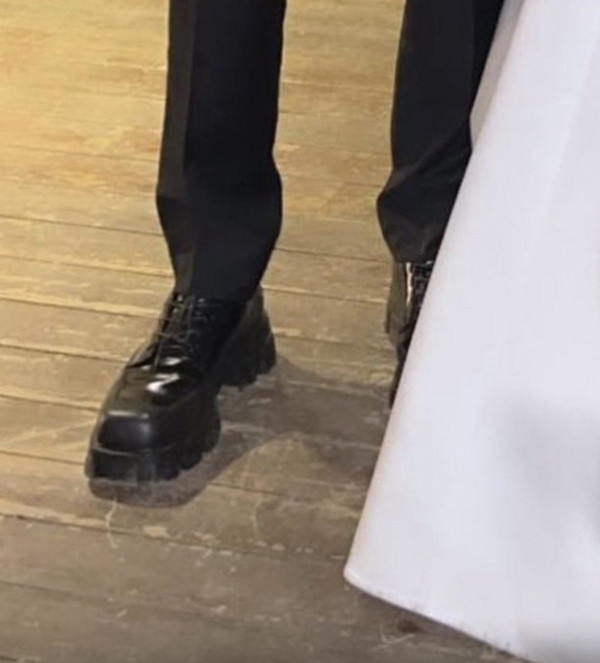 Gelinlikten daha çok konuşuldu! Oğuzhan Koç'un damat ayakkabısı düğüne damga vurdu - Resim: 2