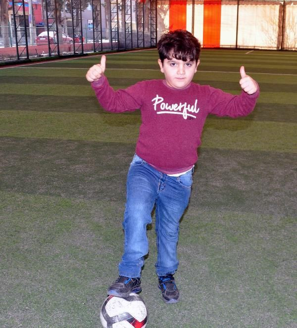 Suriyeli Hamis, Liverpool’un yıldızı Salah'ın kramponuyla mutlu oldu - Resim: 1