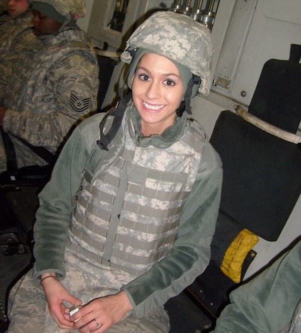 Afganistan'da Taliban'la mücadele ediyordu çıplak pozlarıyla olay oldu! - Resim: 1