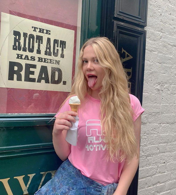 Serel Yereli dantelli elbise giyince olanlar oldu! Sokaktaki bir kadının yaptığı hareket bardağı taşırdı - Resim: 1