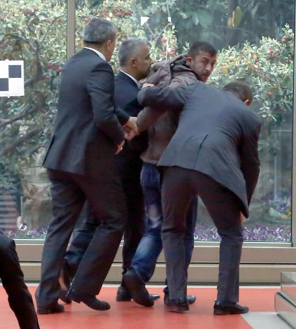 Kılıçdaroğlu'na yumruklu saldırı! İşte saldırganın kimliği - Resim: 1