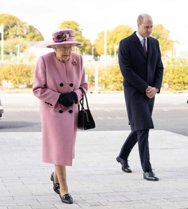 Maske takmadı! İngiltere Kraliçesi II. Elizabeth'ten 7 ay sonra ilk ziyaret - Resim: 0