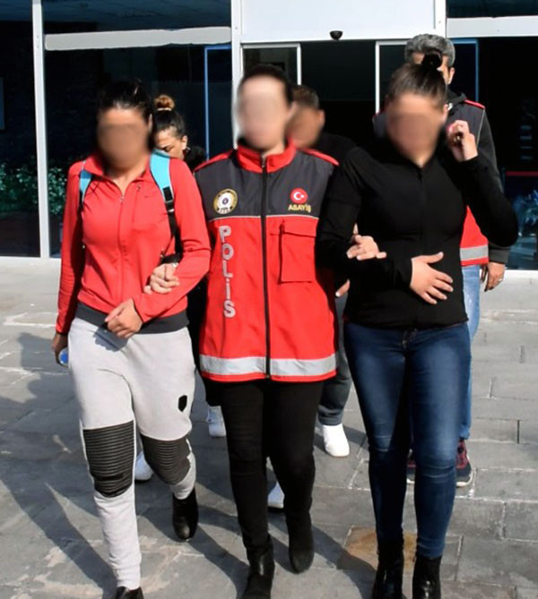Swinger fuhuş çetesine şok baskın! Yazışmaları çok fena... - Resim: 1